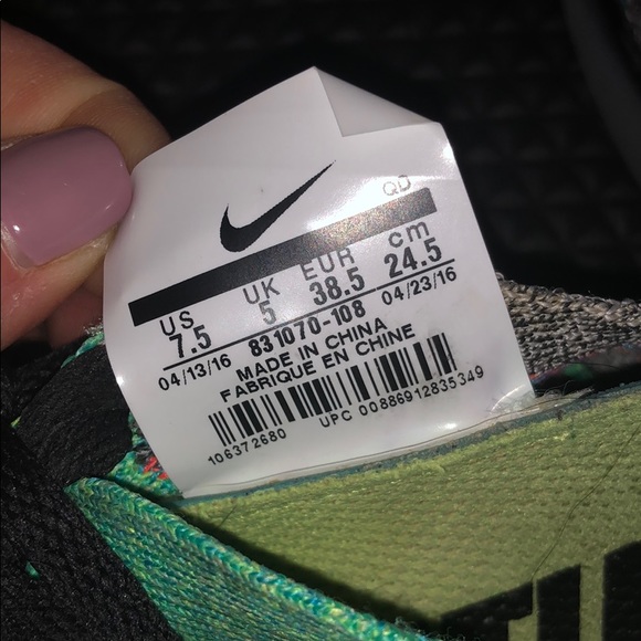 Nike FlyKnit Running Shoes - Picture 4 of 4